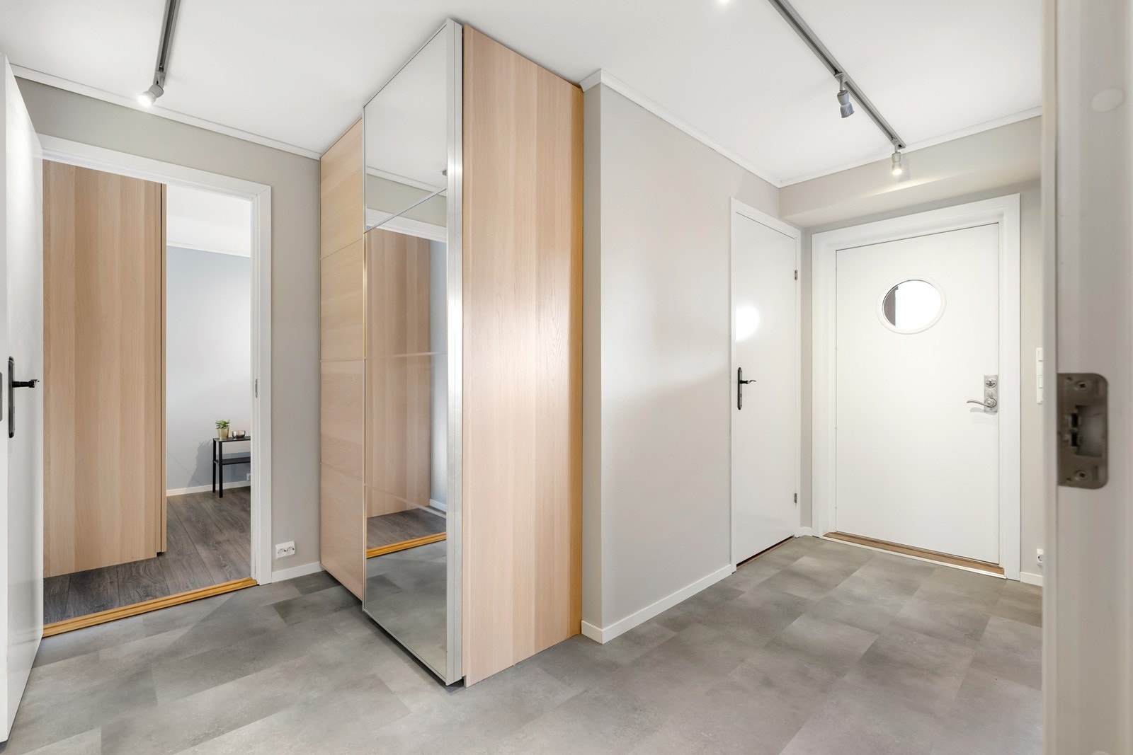 Svært god oppbevaringsplass i entré med skyvedørsgarderobe Galleribilde