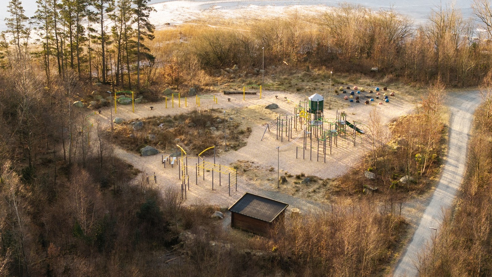 Flotte turområder i nærheten, med bla. turstier rundt Frøylandsvatnet med Midtgardsormen som høydepunkt. Galleribilde