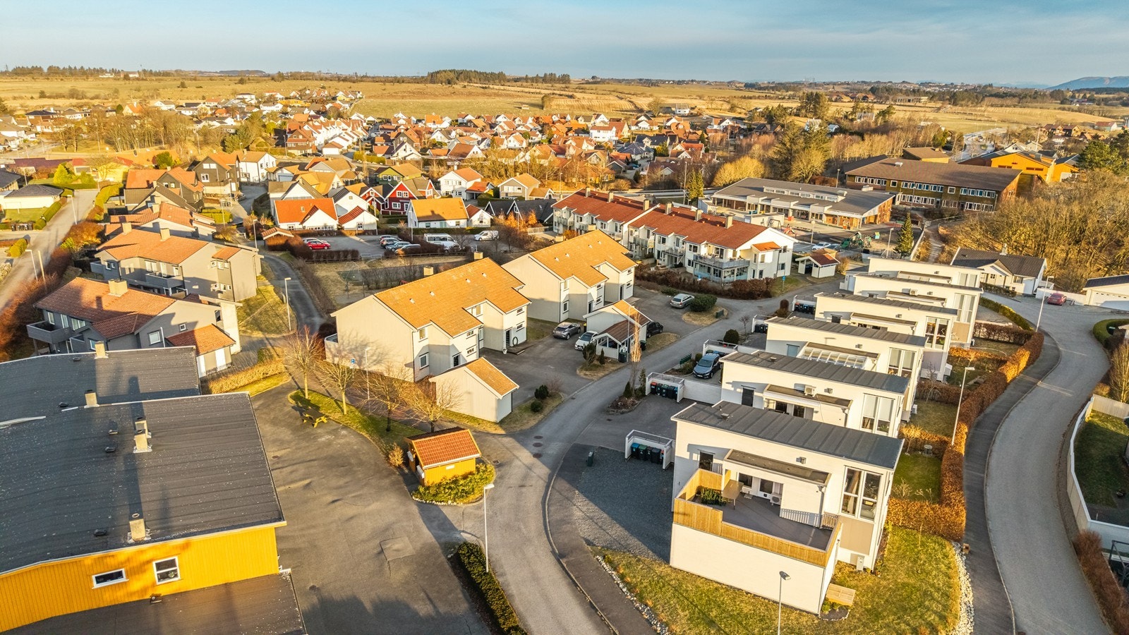 Kort avstand til skole og barnehage. Her har man lekeplasser og koselige uteområder. Galleribilde