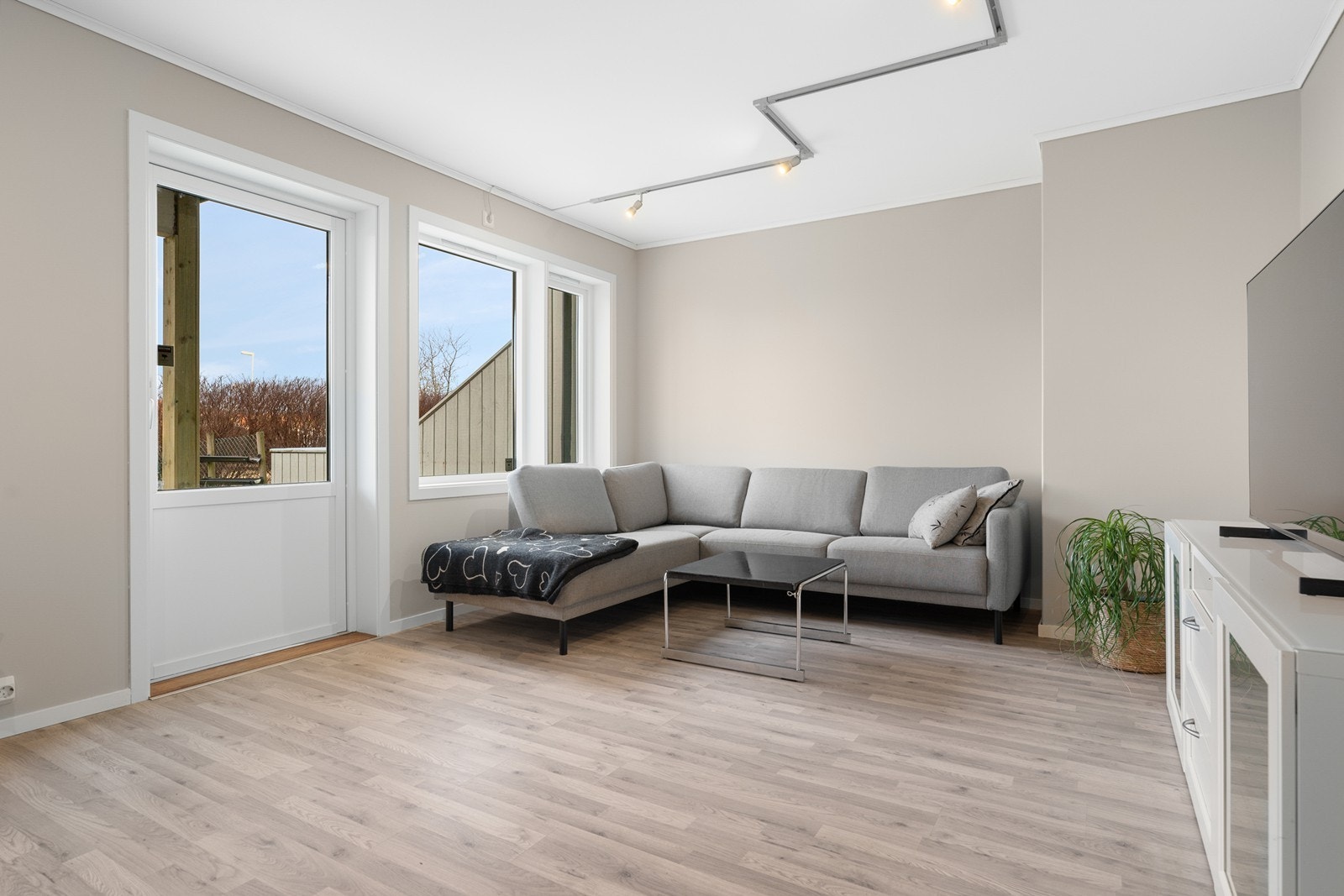 Velkommen inn! Romslig stue som er enkel å innrede Galleribilde