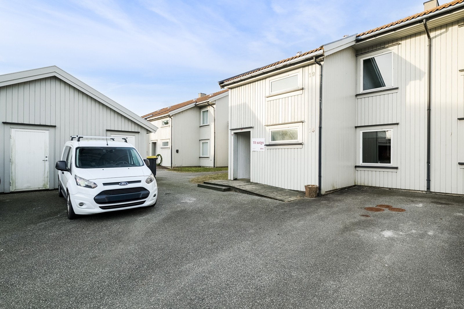 Fasade med biloppstillingsplass og utvendig bod på 5m2 Galleribilde