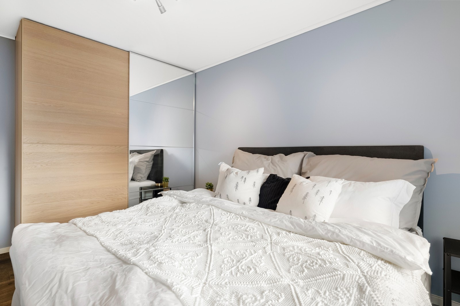 Hovedsoverom med skyvedørsgarderobe Galleribilde