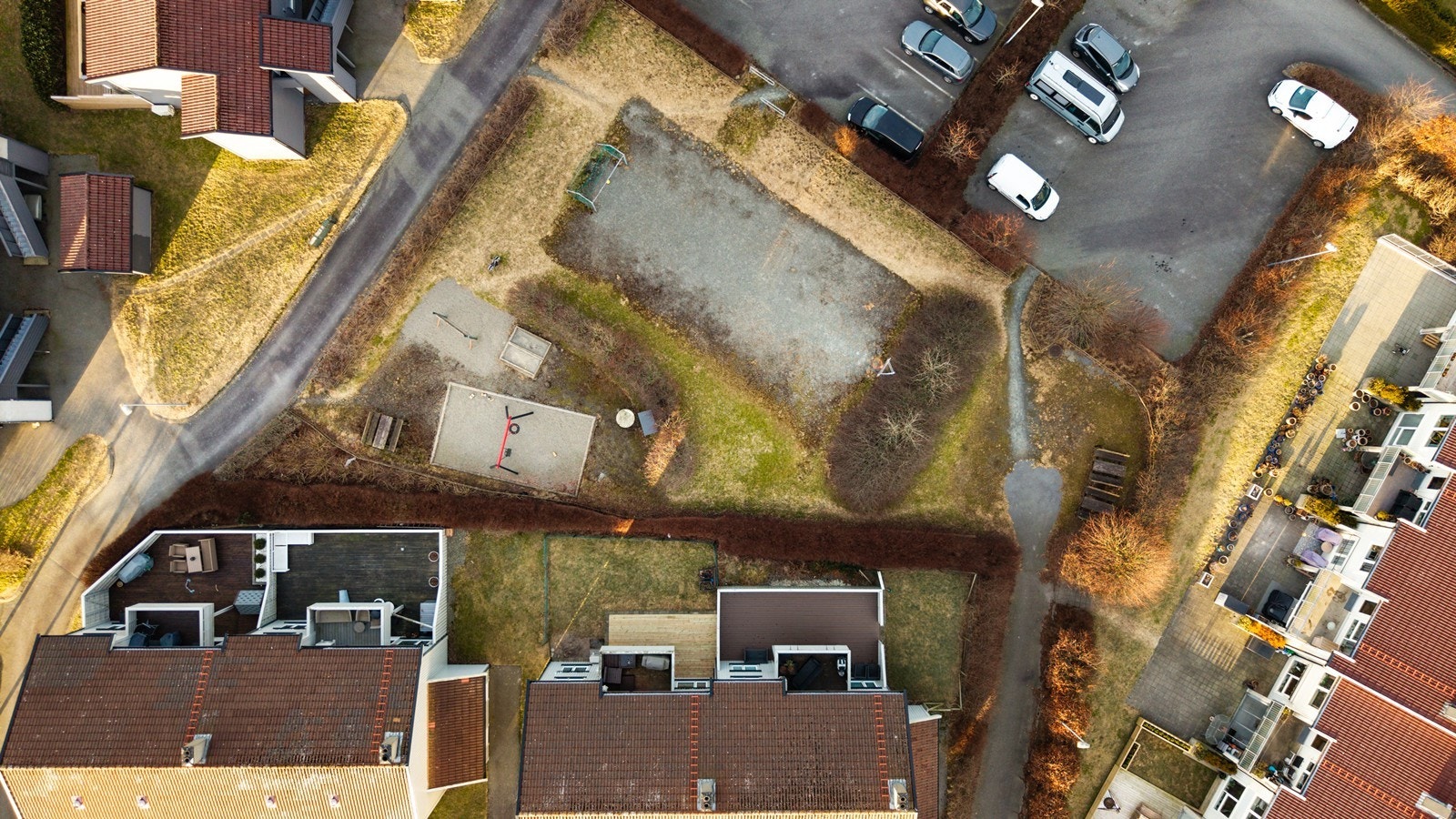 Lekeplass og fotballbane like ved leiligheten Galleribilde