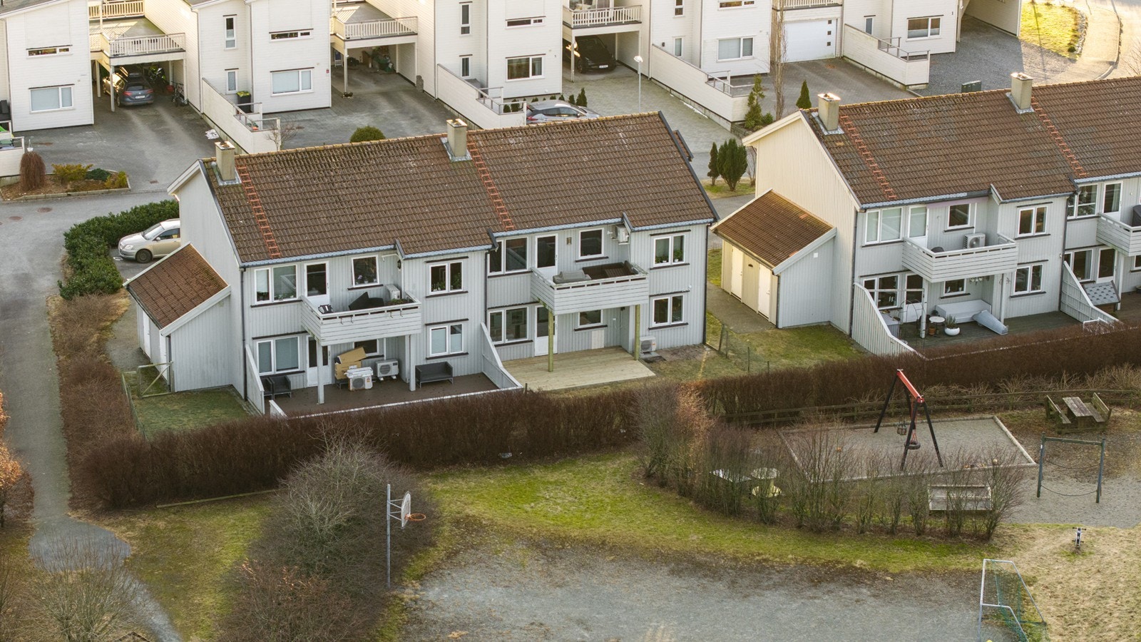 Fasade - Boligen grenser til lekeplass og fotballbane Galleribilde