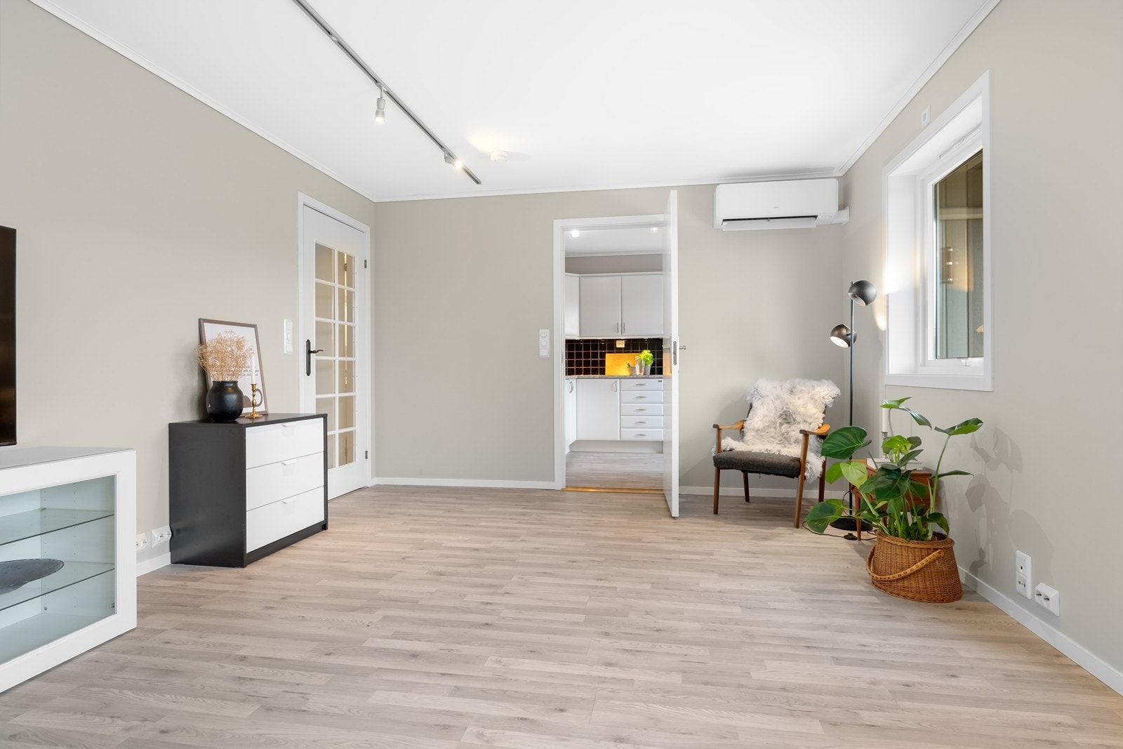 Romslig stue med god plass til både sittegruppe og spisebordsavdeling Galleribilde