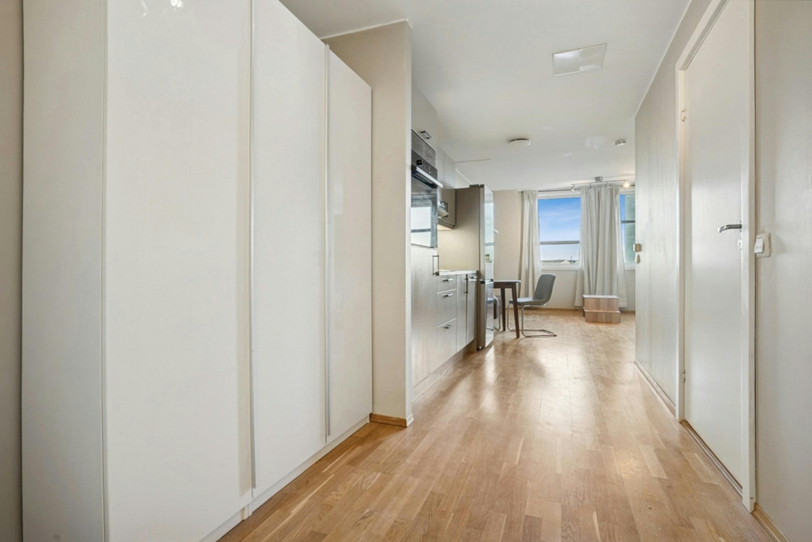 Romslig entré med gode lagringsmuligheter Galleribilde