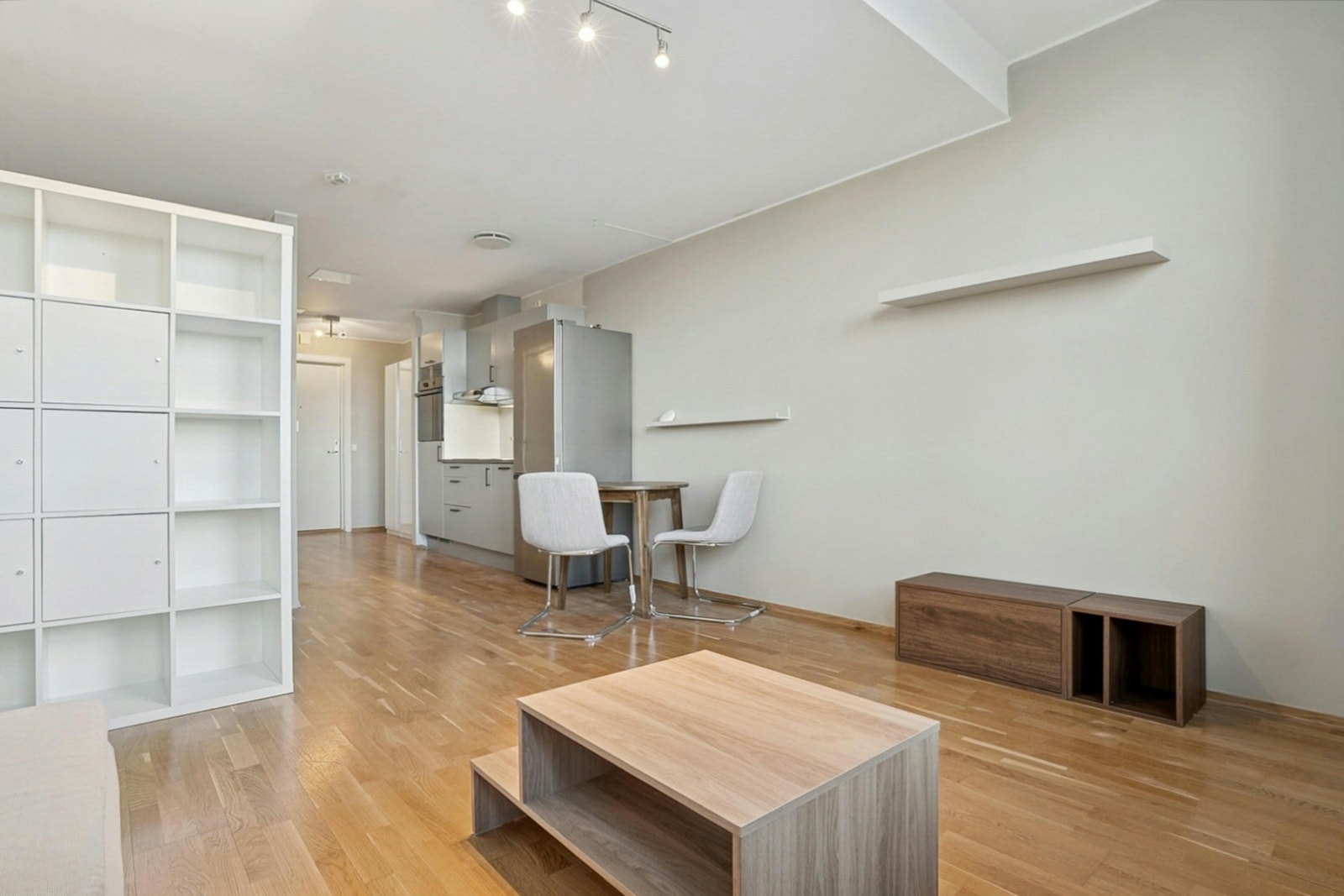 Praktisk utnyttelse med åpen løsning mellom stue og kjøkken Galleribilde