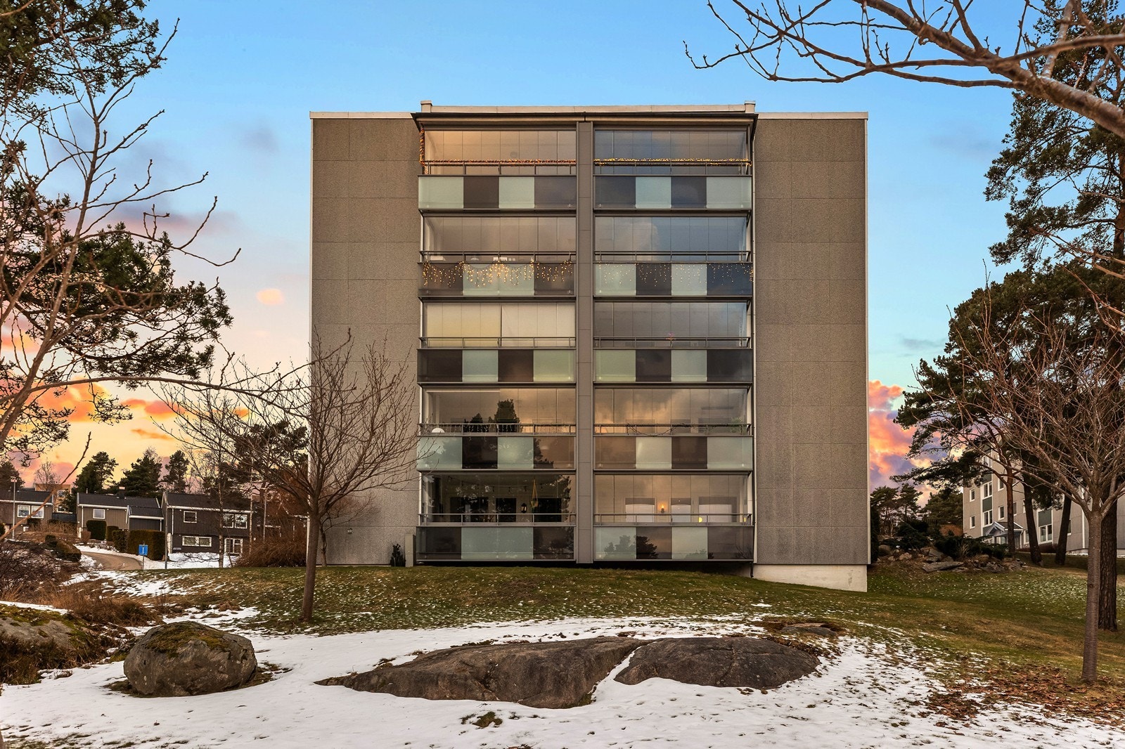 Leiligheten ligger i en velholdt boligblokk i et rolig og attraktivt boligområde. Galleribilde