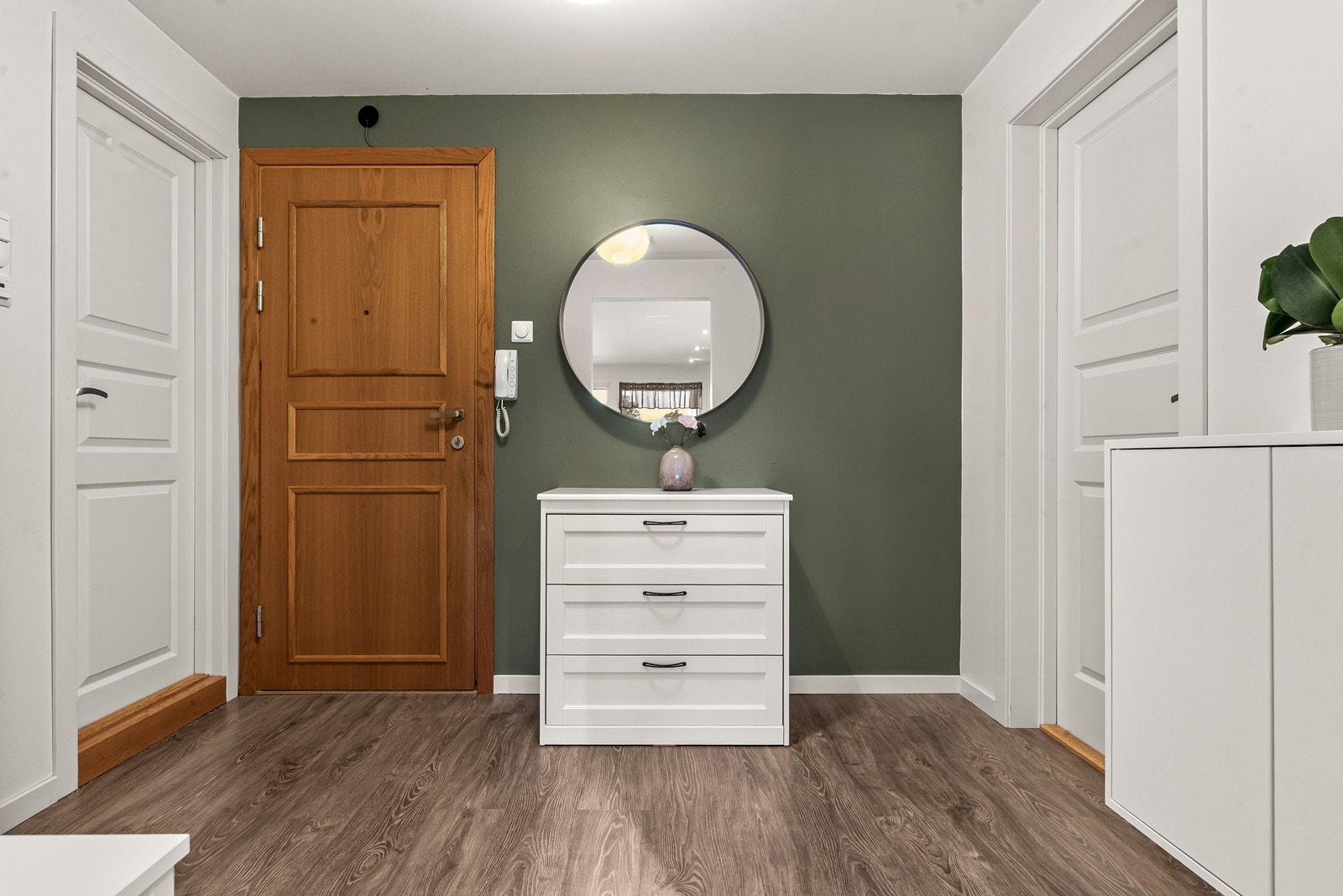 En innbydende entré ønsker velkommen inn i leiligheten. Galleribilde