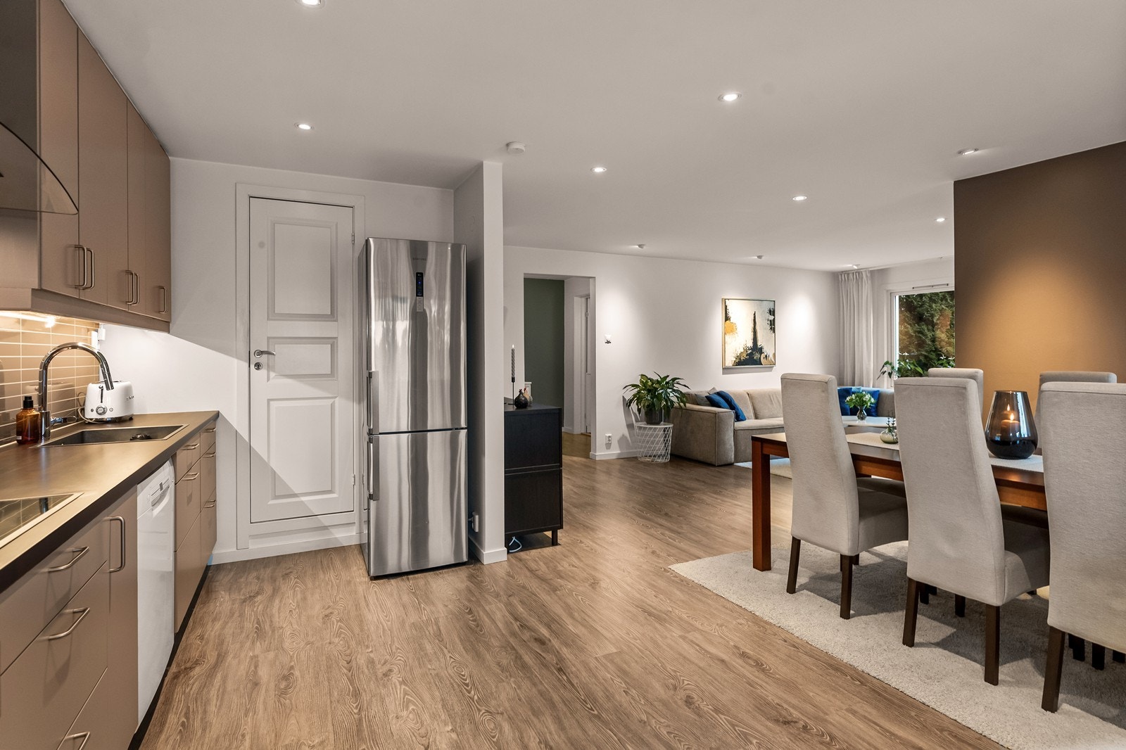 Downlights i taket og lys under overskapene gir god belysning under matlagingen. Galleribilde