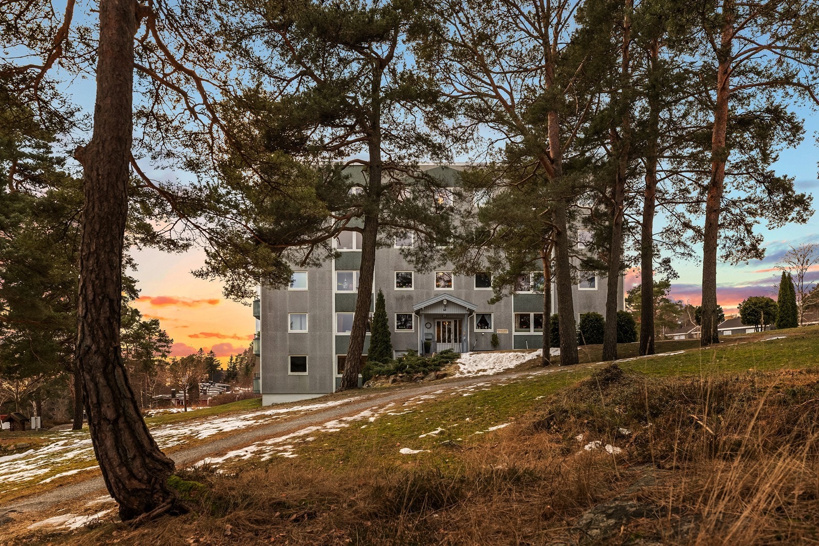 Eiendommen er omgitt av furutrær og naturtomt, tilbaketrukket fra støy og trafikk. Galleribilde