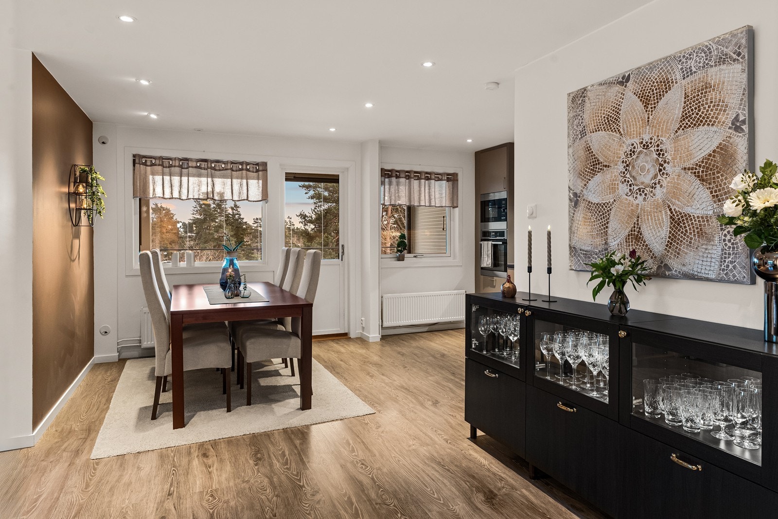 Spisestuen er et naturlig samlingspunkt mellom stue og kjøkken. Galleribilde