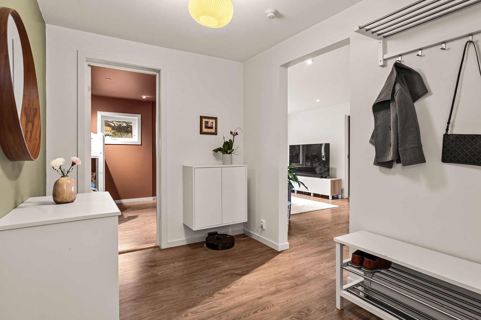 Her er det god plass for oppbevaringsmøbler til yttertøy og sko. Galleribilde