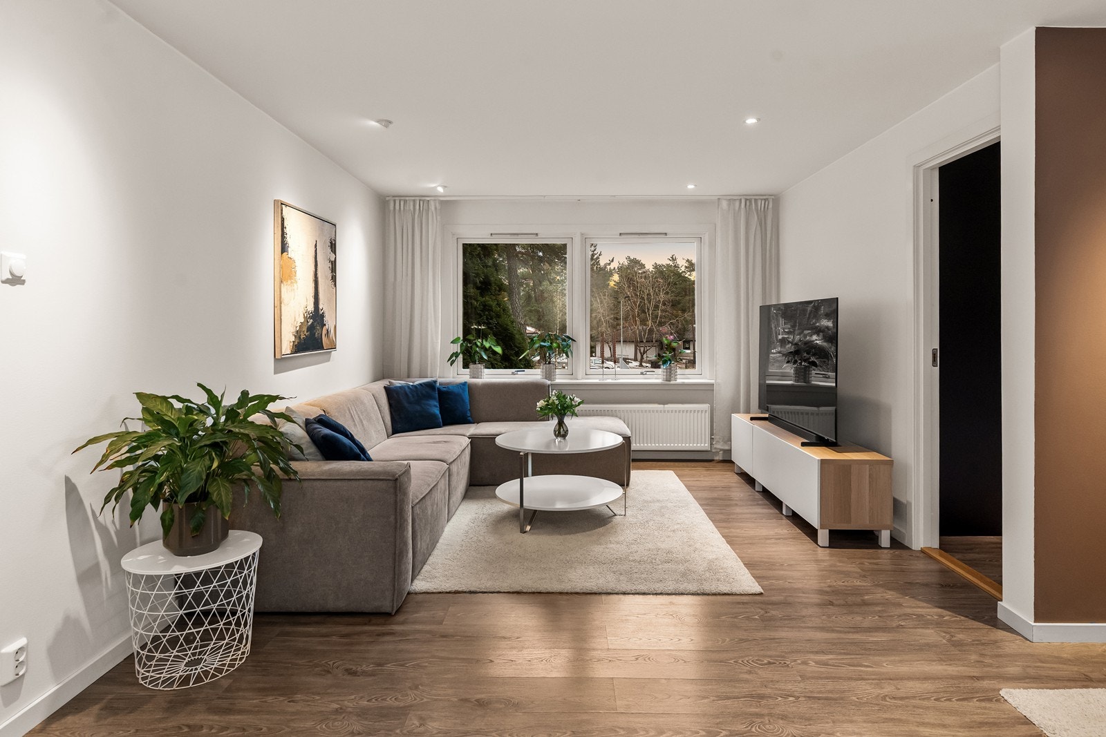 Stuen har store vindusflater som slipper inn rikelig med dagslys. Galleribilde