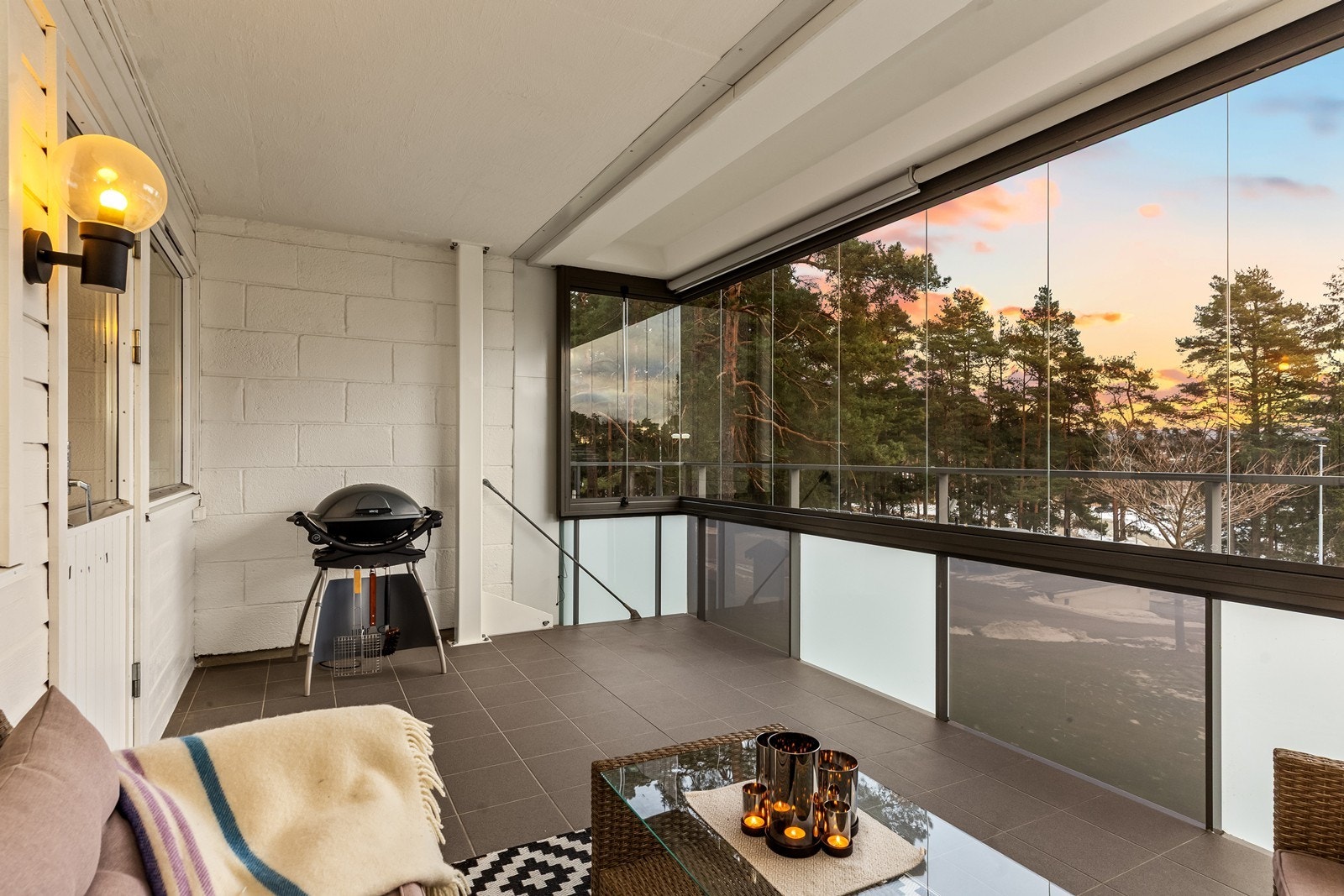 De fleksible glassfeltene kan enkelt skyves til side på varme dager. Galleribilde