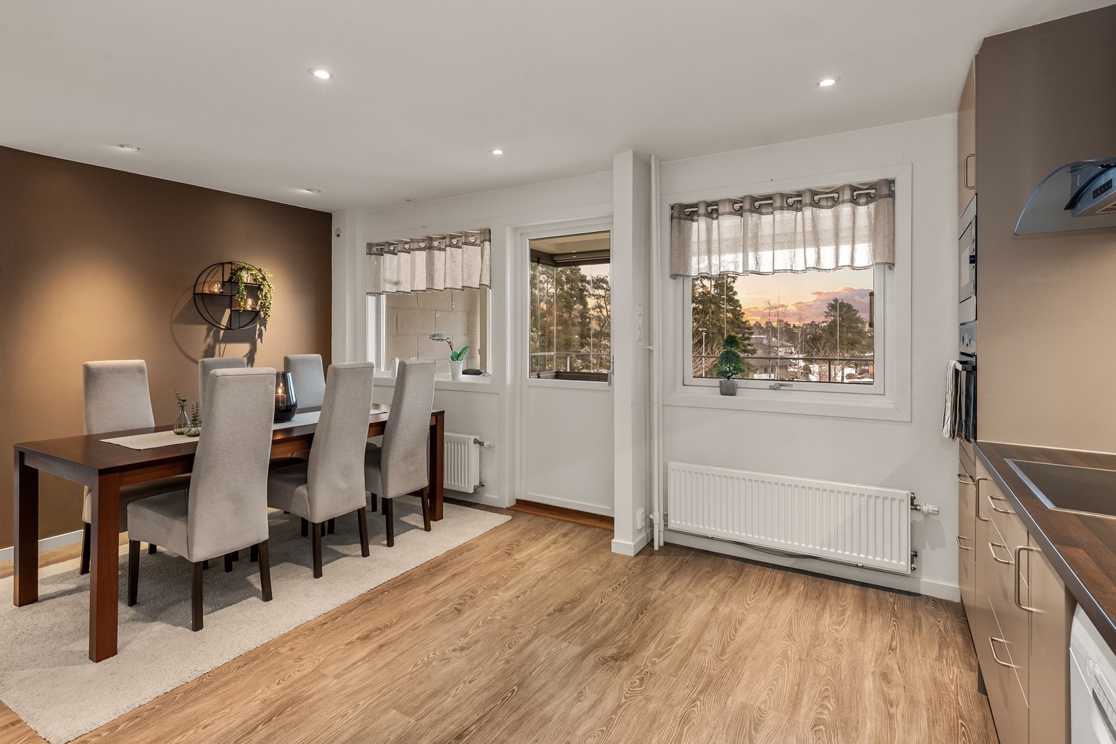 Fra spisestuen er det direkte utgang til den romslige, innglassede verandaen. Galleribilde