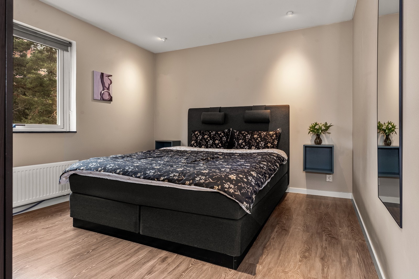 Hovedsoverommet er romslig og lyst. Galleribilde