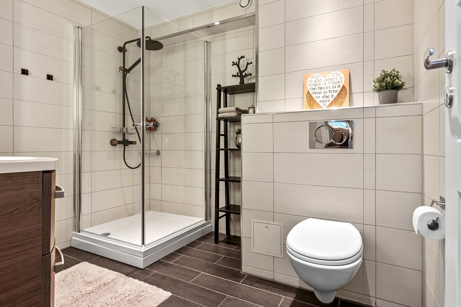 Praktisk dusjhjørne med innfellbare glassdører som sparer plass. Galleribilde