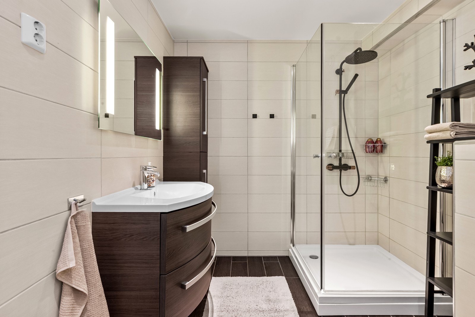 Badet er helfliset med moderne innredning og vegghengt toalett. Galleribilde