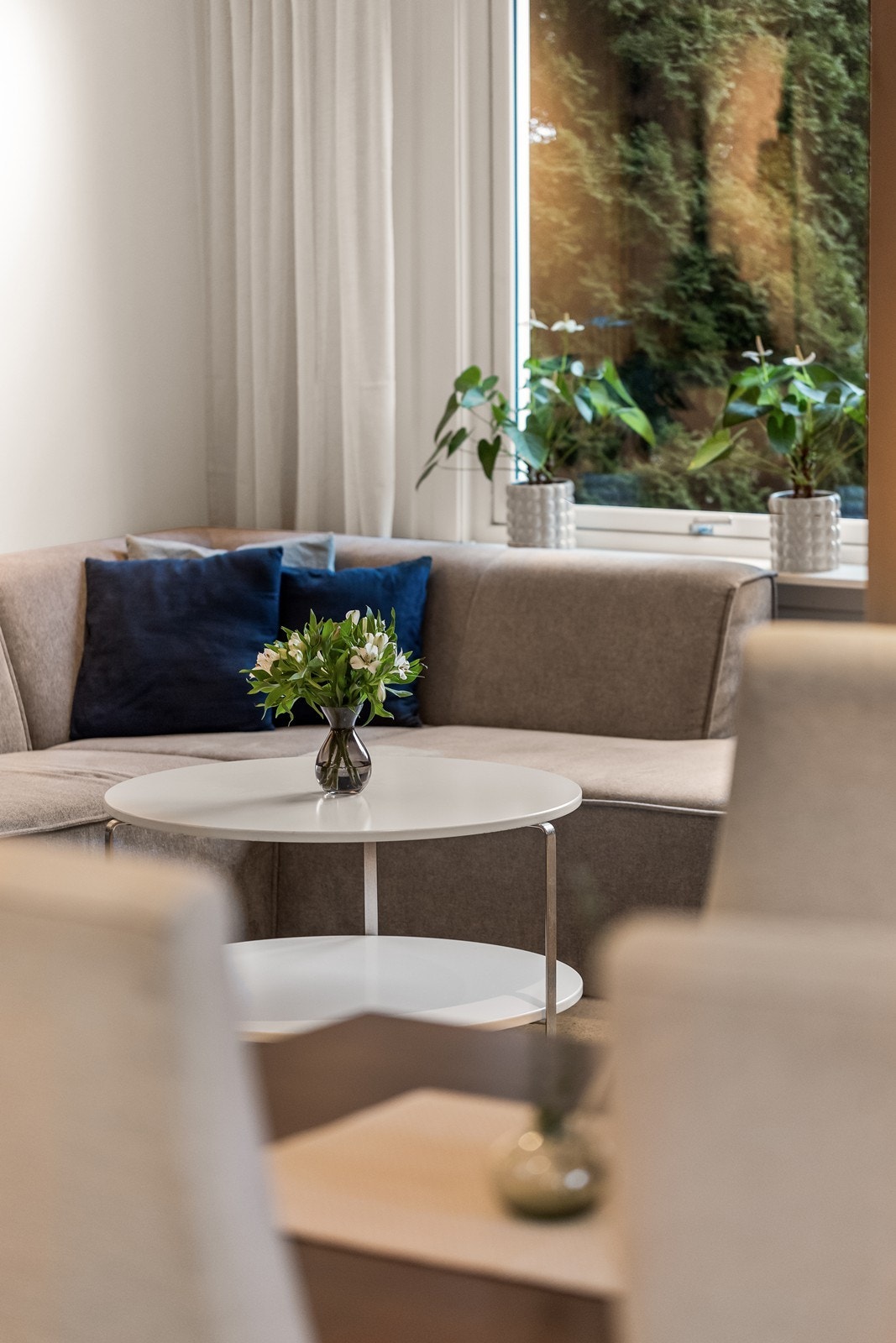 Gjennomgående laminatgulv binder de ulike sonene sammen på en helhetlig måte. Galleribilde