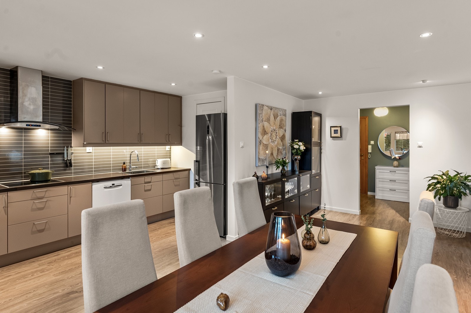 Kjøkkenet ble modernisert i 2025 med nye fronter på både dører og skuffer, noe som gir rommet et friskt og tidsriktig uttrykk Her får du et oppgradert og innbydende kjøkken som både ser bra ut og fungerer godt i hverdagen. Galleribilde