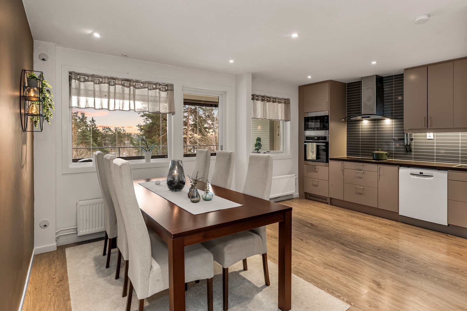 Her er det god plass til et stort spisebord for hyggelige sammenkomster. Galleribilde