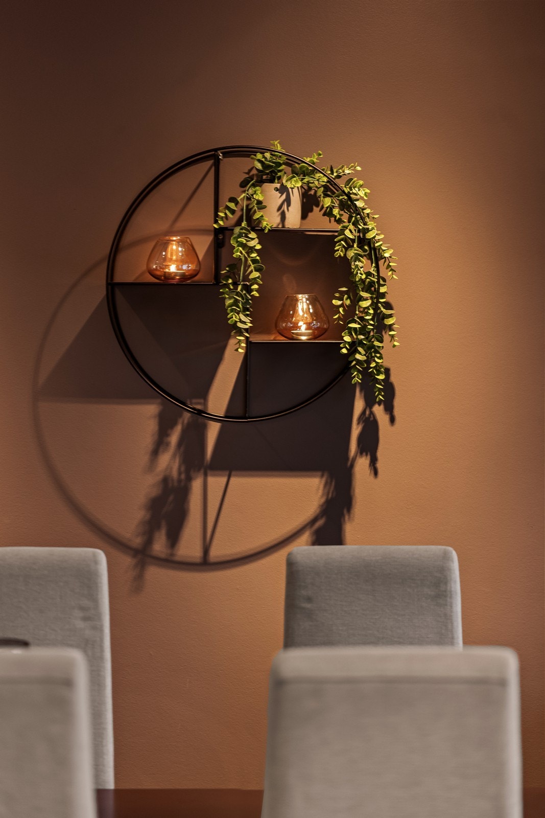 Gjennomtenkte fargevalg skaper en helhetlig stil i oppholdsrommet. Galleribilde