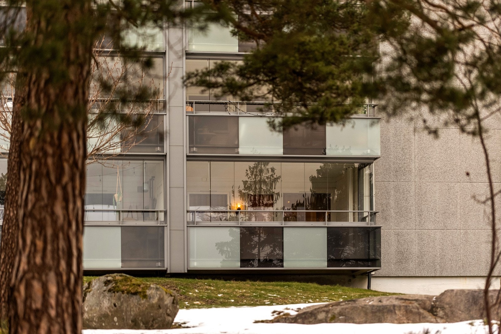 De innglassede balkongene gir fasaden et enhetlig og moderne preg. Galleribilde