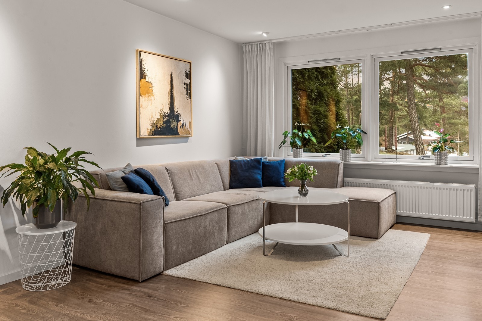 Rommet er lett å møblere og har god plass til en romslig sofagruppe. Galleribilde