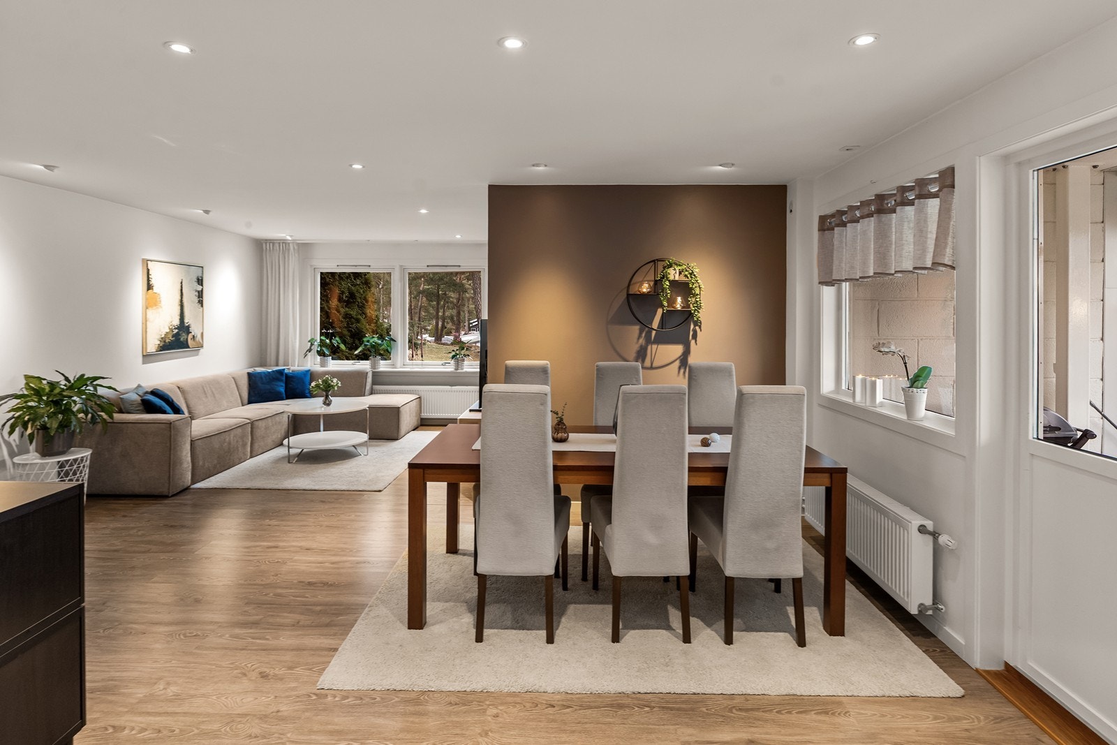 Den åpne planløsningen gir en god romfølelse og flyt mellom sonene. Galleribilde