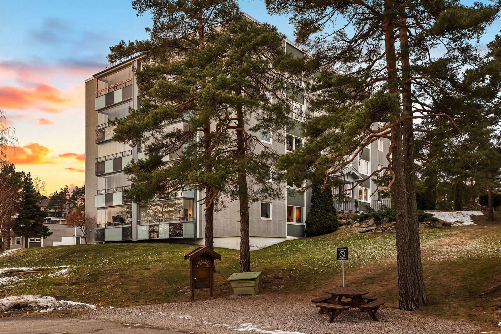 Fellesområdene er pent opparbeidet med grøntarealer og sittegrupper. Galleribilde