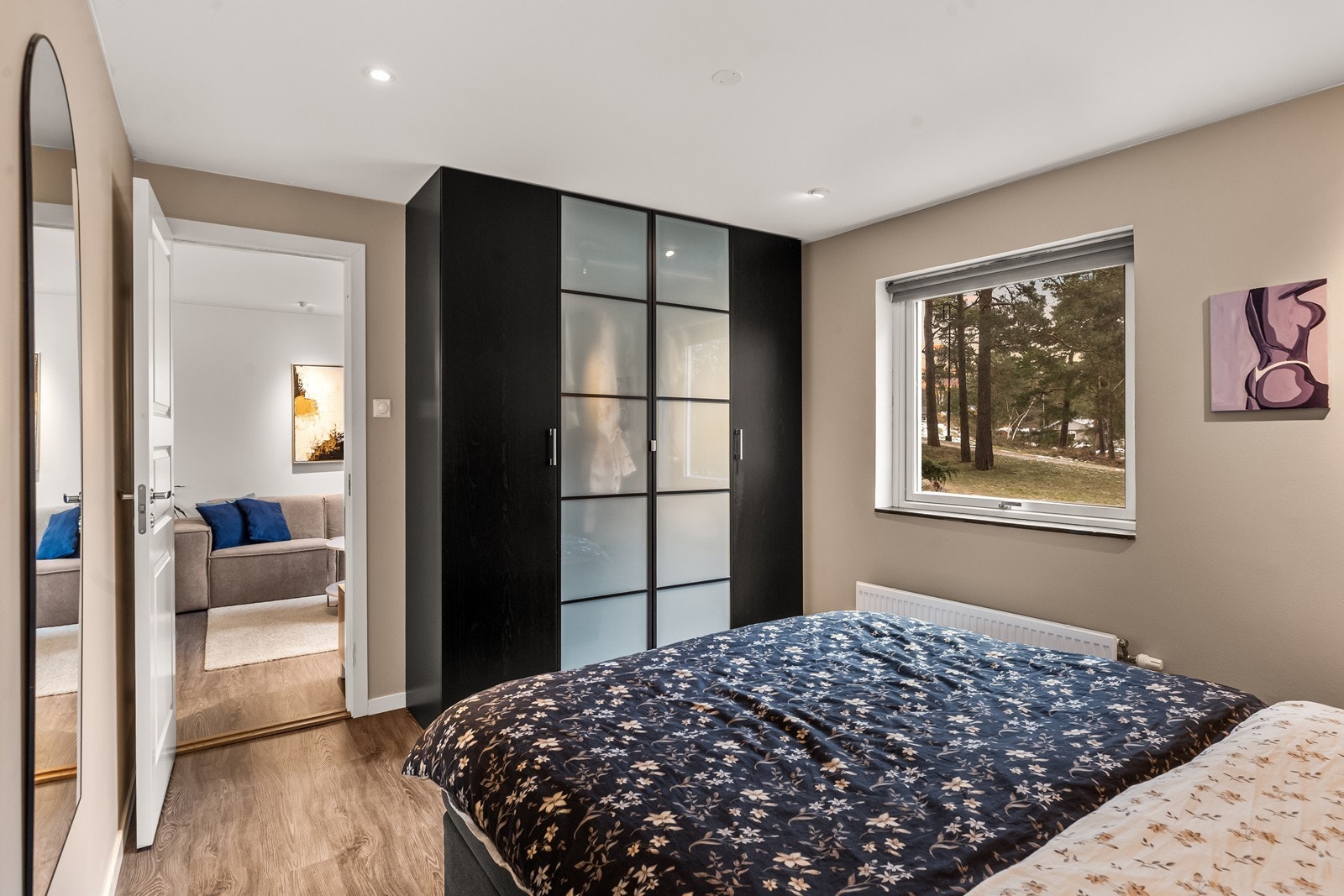 En stor garderobe med skyvedører gir utmerket oppbevaringsplass. Galleribilde