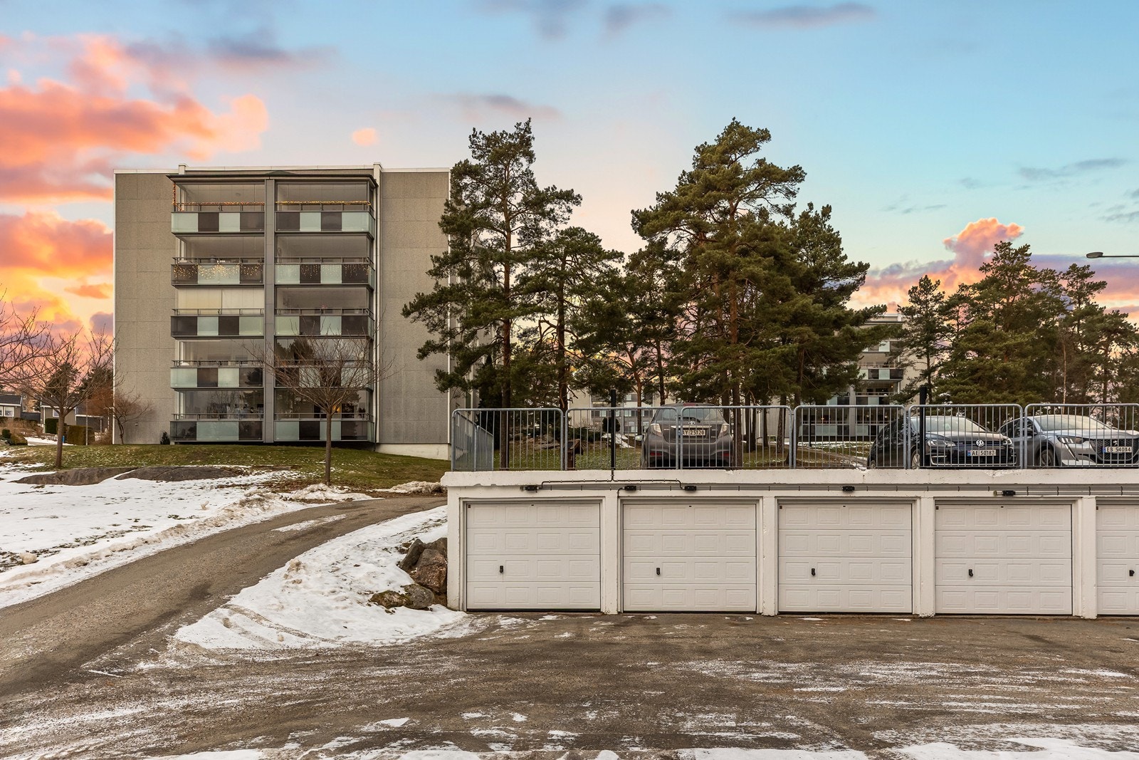 Det er tilhørende garasjeanlegg i umiddelbar nærhet til bygget. Galleribilde