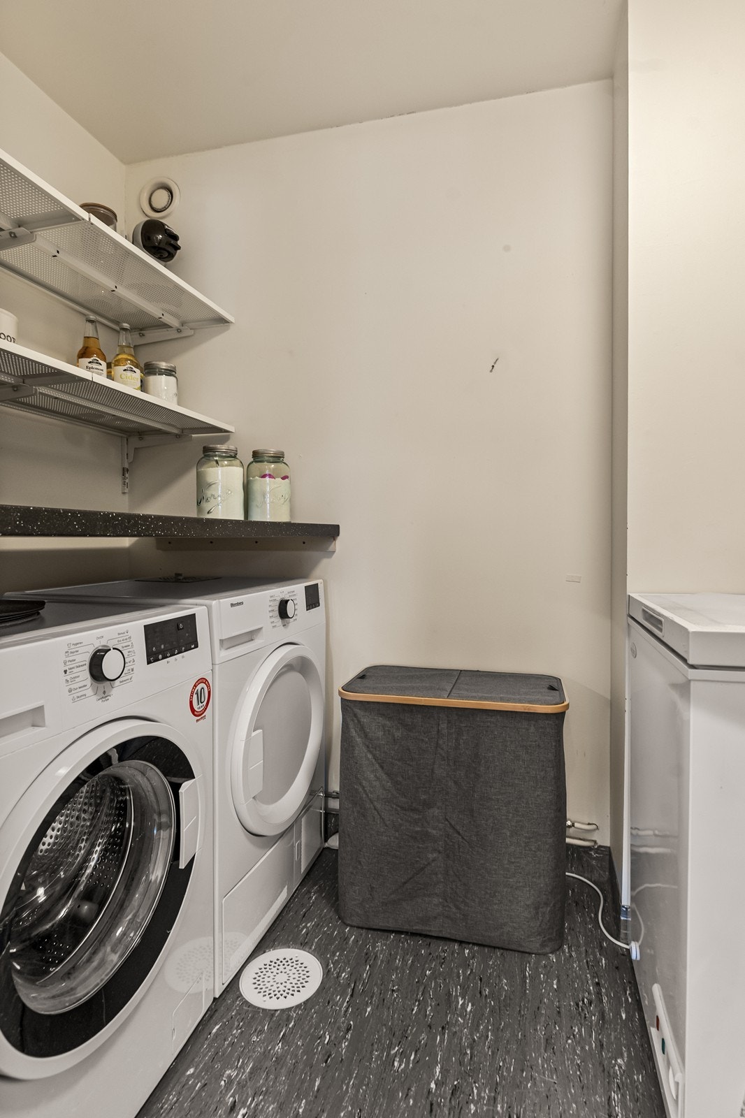 Leiligheten har et separat og praktisk vaskerom med plass til vaskesøyle. Galleribilde