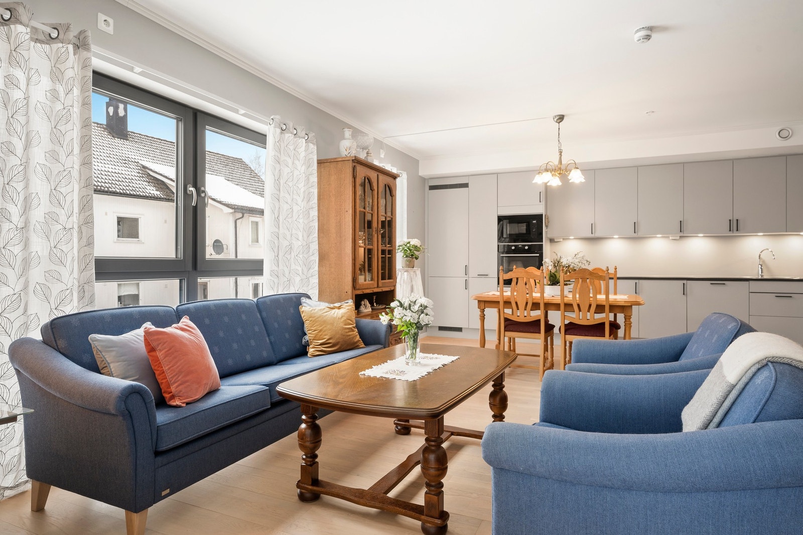 Moderne åpen løsning mellom stue og kjøkken. Galleribilde