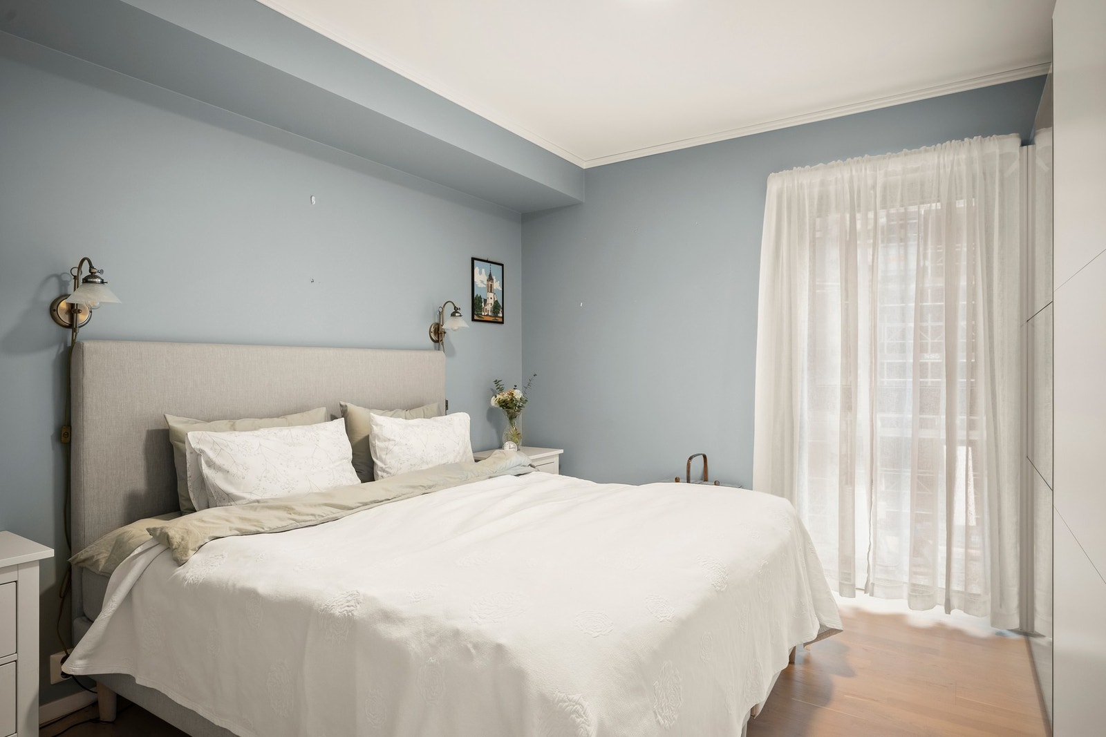 Hovedsoverom med skyvedørsgarderobe. Galleribilde