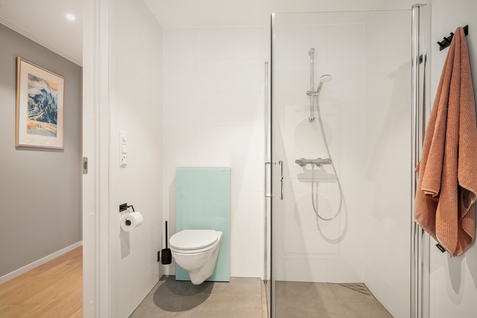 Badet fremstår delikat og tidsriktig med behagelig gulvvarme. Galleribilde