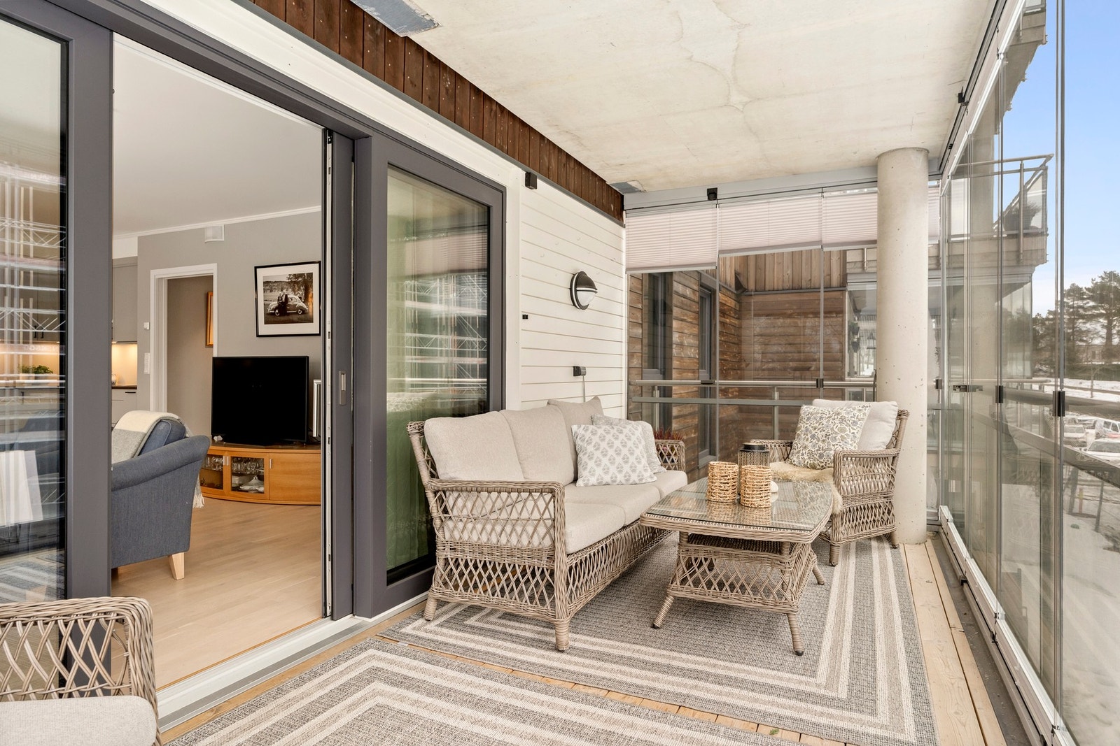 Innglasset balkong på 14 kvm med utgang fra stuen. Rekkverk av glass og rustfritt stål. Galleribilde