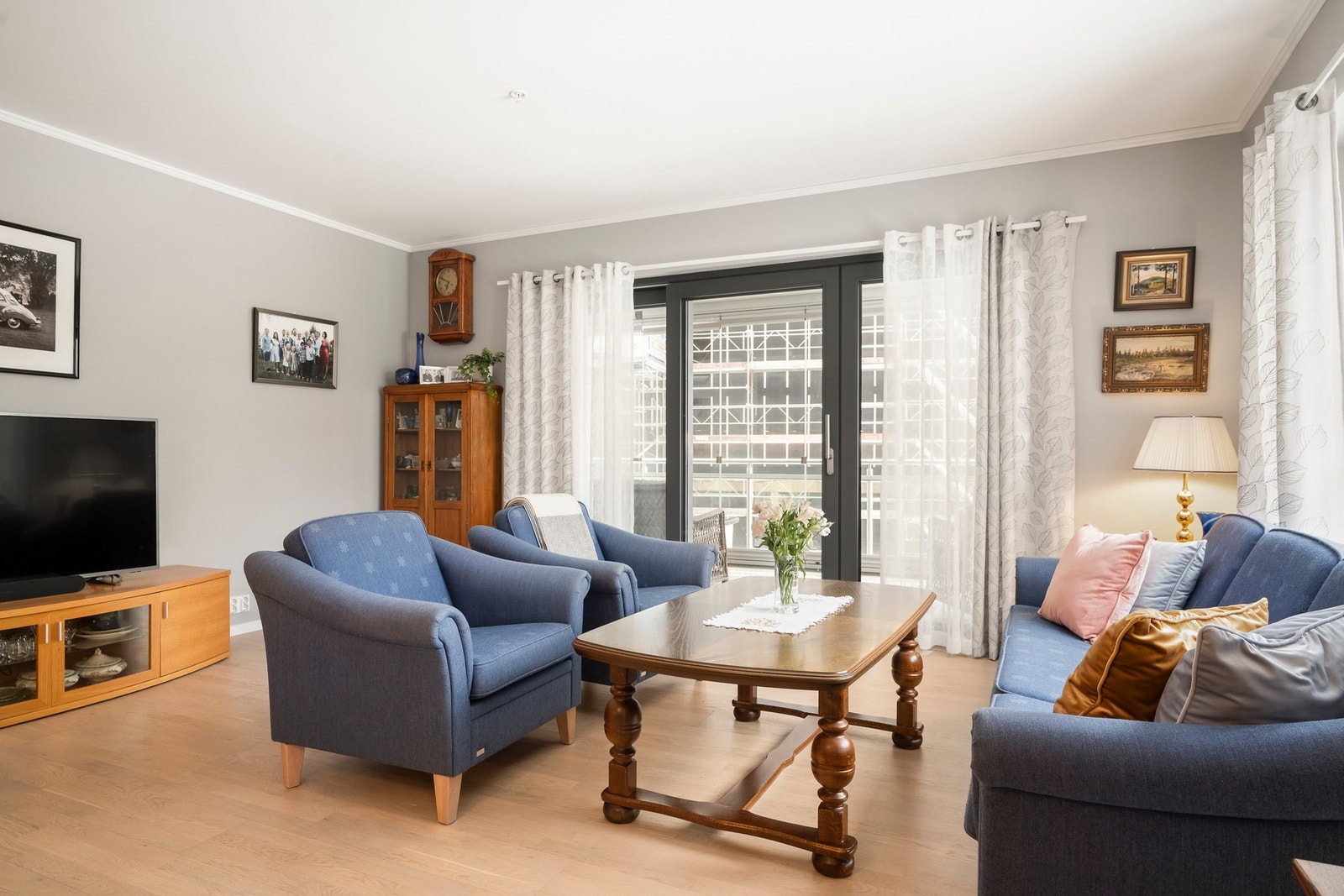 Stuen er av god størrelse og har vinduer mot to sider som gir mye naturlig lys. Galleribilde