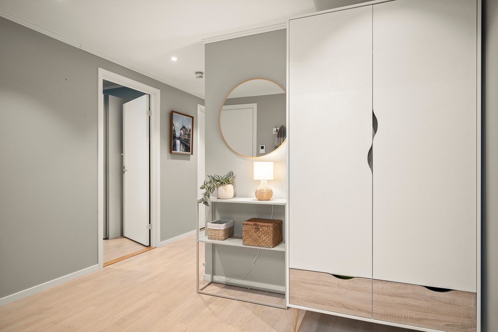 Entré og gang gir et ryddig og innbydende førsteinntrykk. God plass til sko og yttertøy. Galleribilde