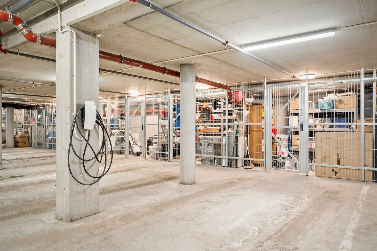 Medfølgende garasjeplass med heis mellom etasjene. Det er montert el-bil lader på plassen. Galleribilde