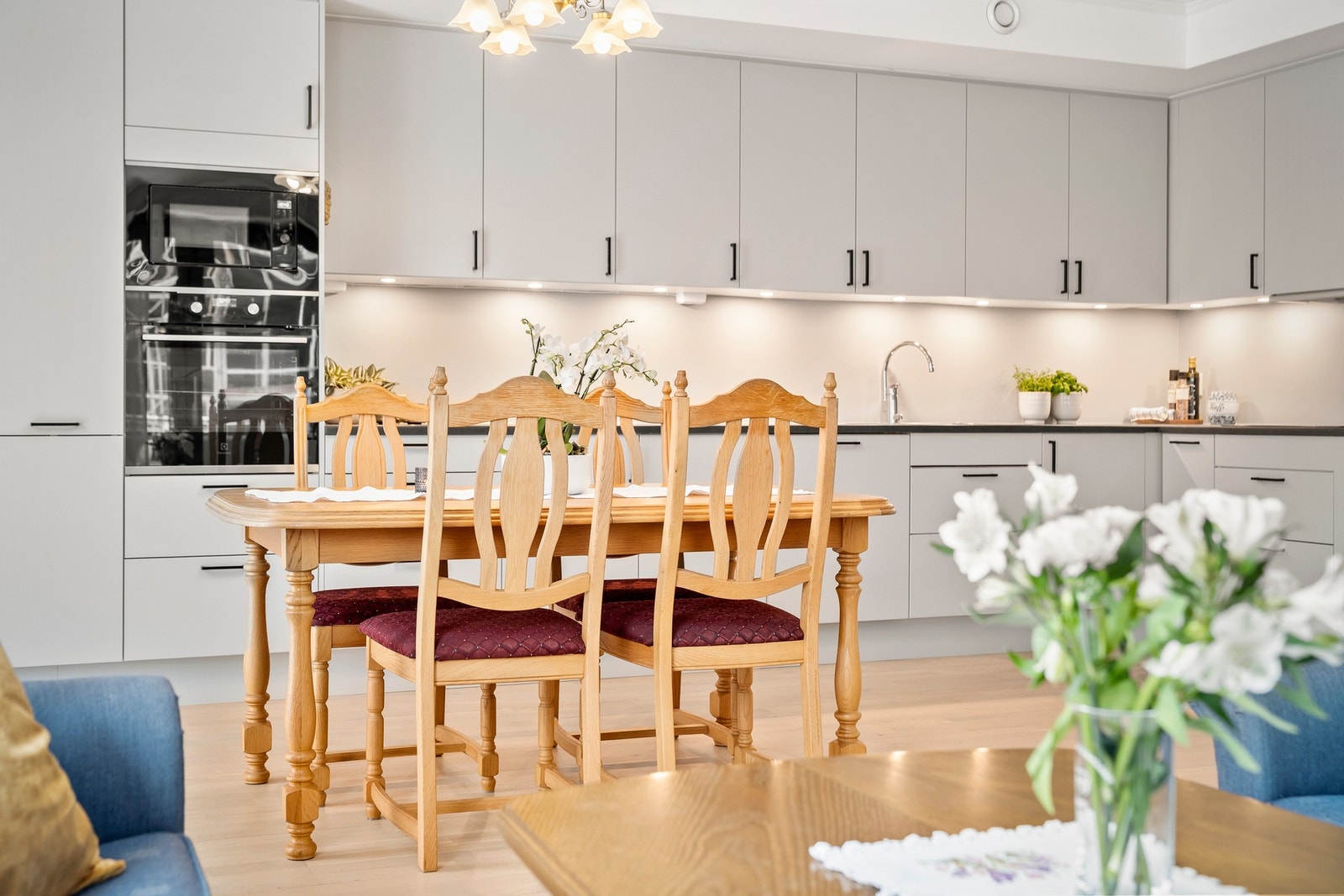 Lekker og påkostet Sigdal kjøkkeninnredning med integrerte hvitevarer. Galleribilde