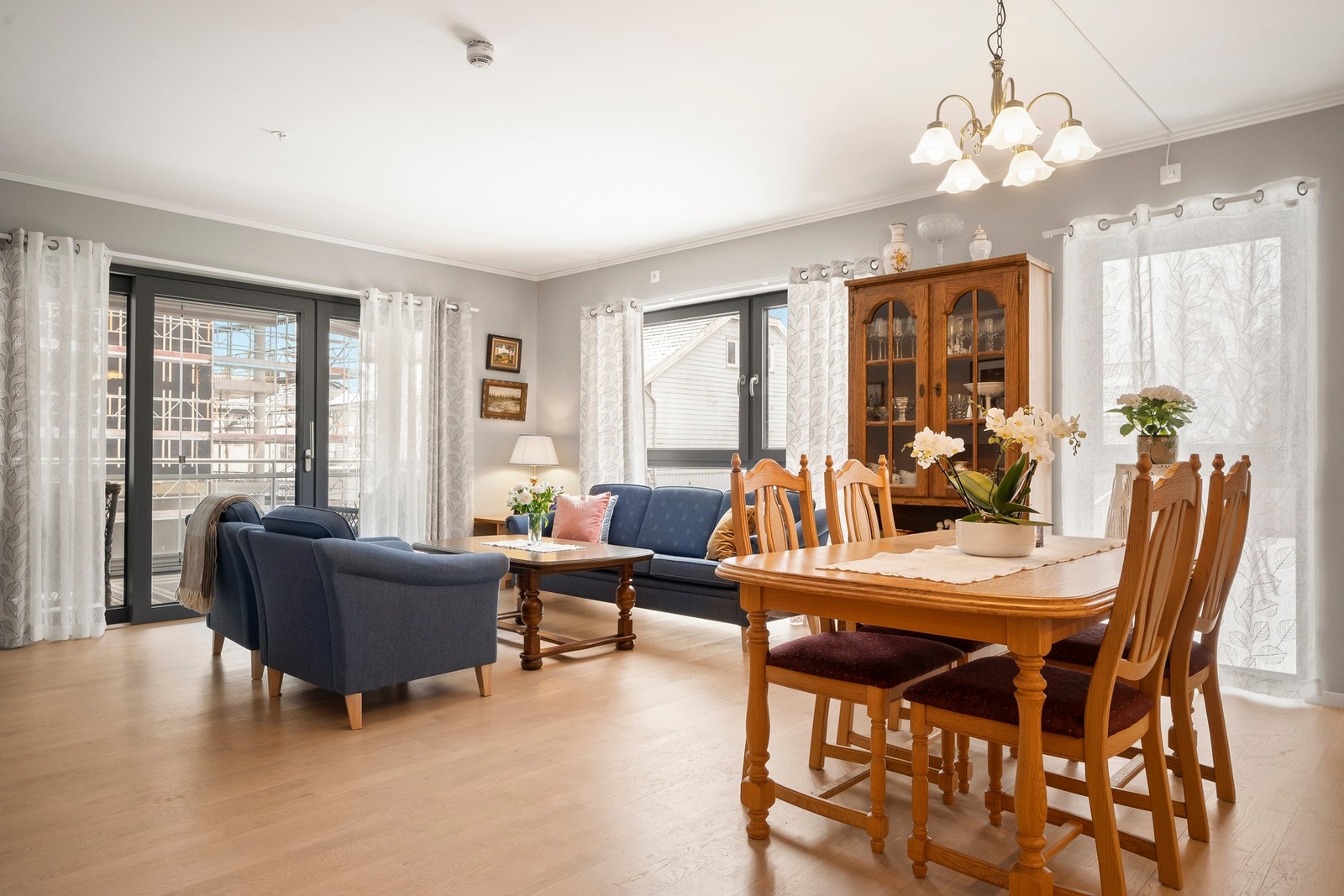 Stuen har god plass til egen spisestuedel. Galleribilde