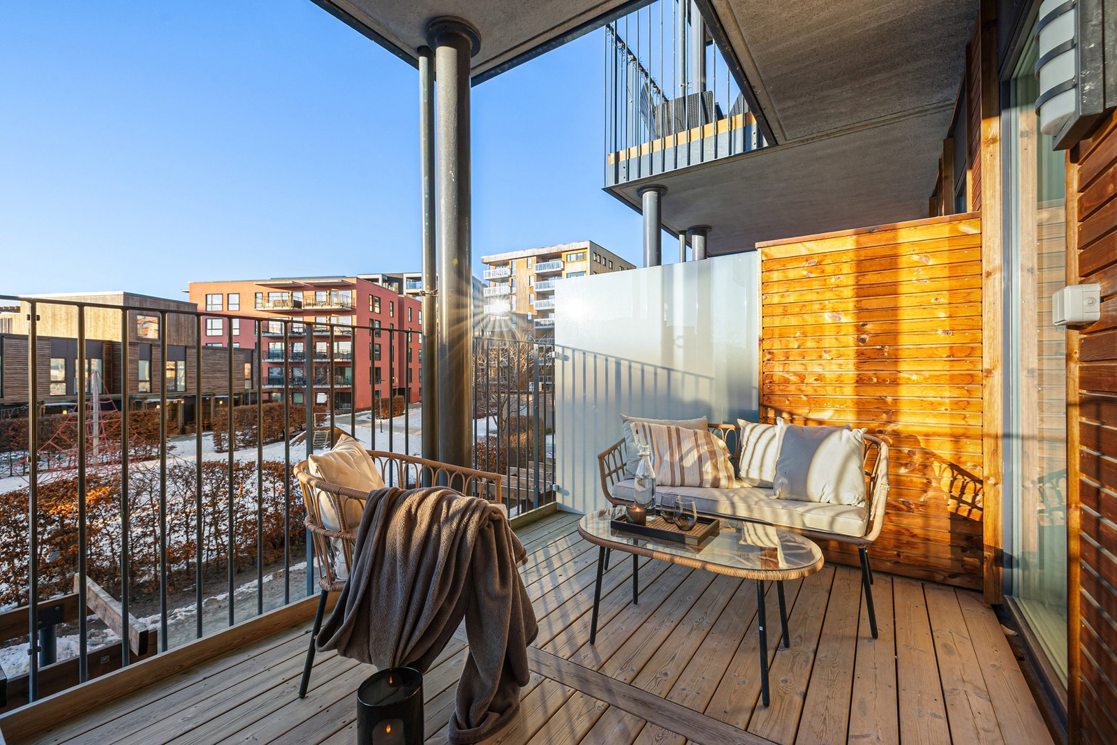 I forlengelse av stuen har du en romslig sørvendt balkong på 9,6 kvm. Her er det god plass til sittegruppe og annet ønskelig utendørsmøblement. Galleribilde