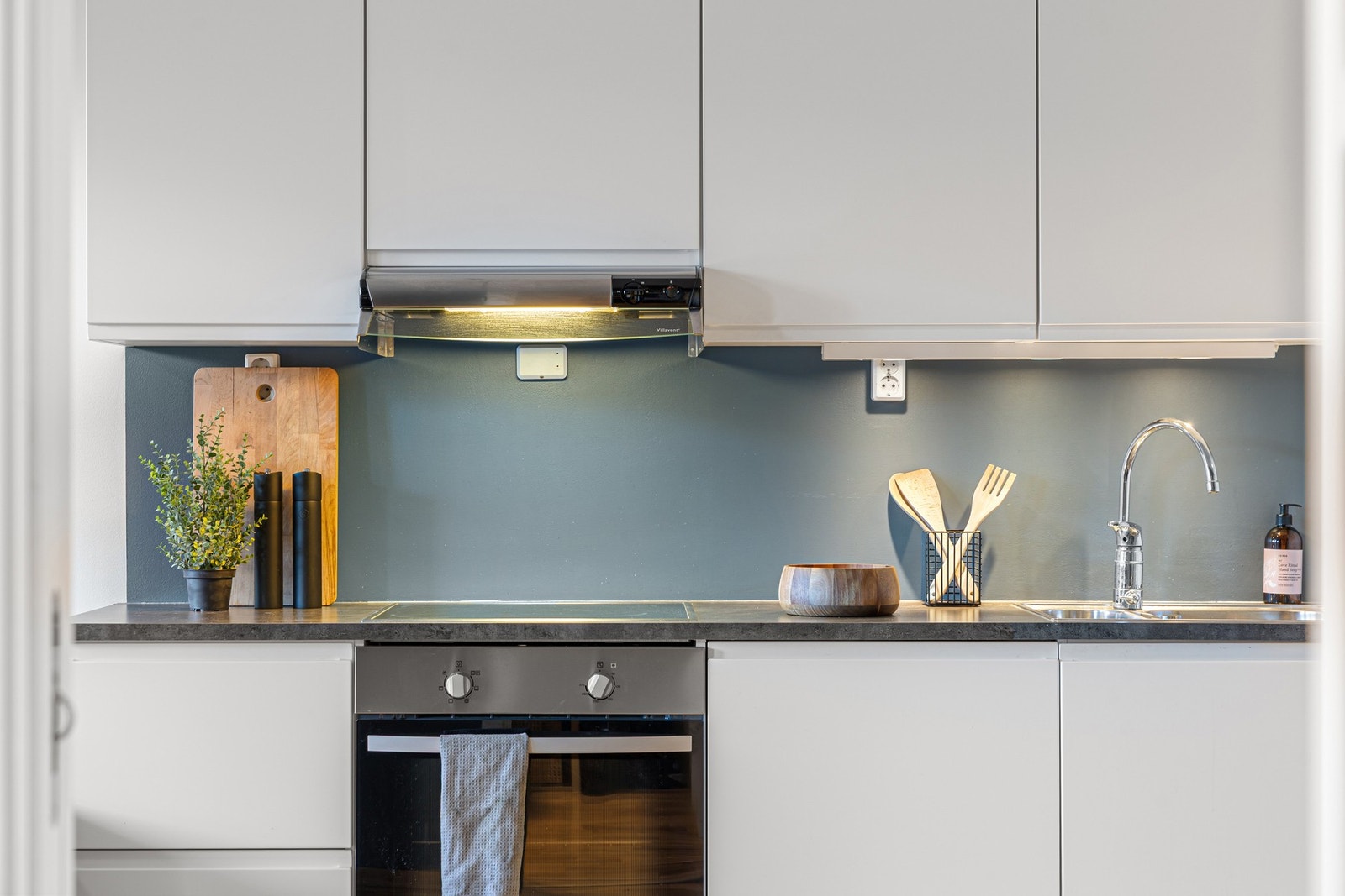 Detaljbilde. Kjøkkenventilator over stekesone har avtrekk via byggets sentralstyrte balanserte ventilasjonsanlegg. Galleribilde