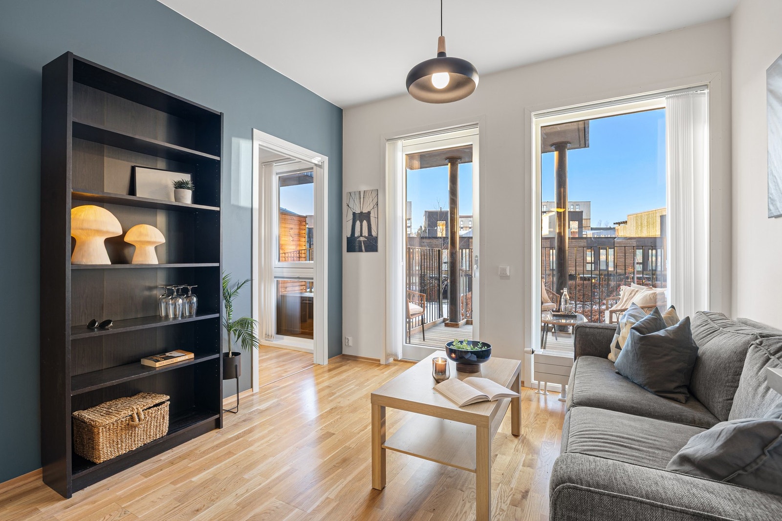 Leiligheten måler 37 kvm (BRA-i), og består av entré, bad, stue/kjøkken, bad, og ett soverom. I tillegg følger det med en stor ekstern bod på hele 8 kvm! Galleribilde