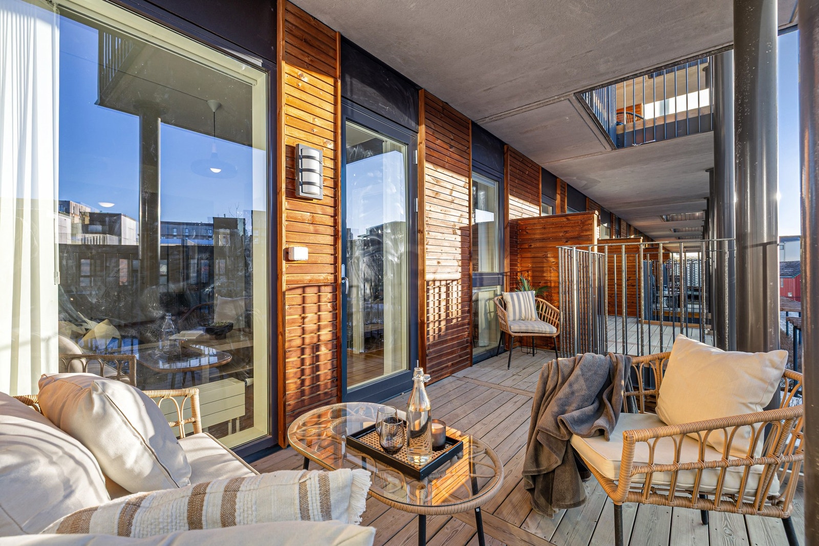 Fra balkongen får du god oversikt over sameiets rolige fellesområde, som på sommerhalvåret fremstår som frodig og vedlikeholdt. Galleribilde