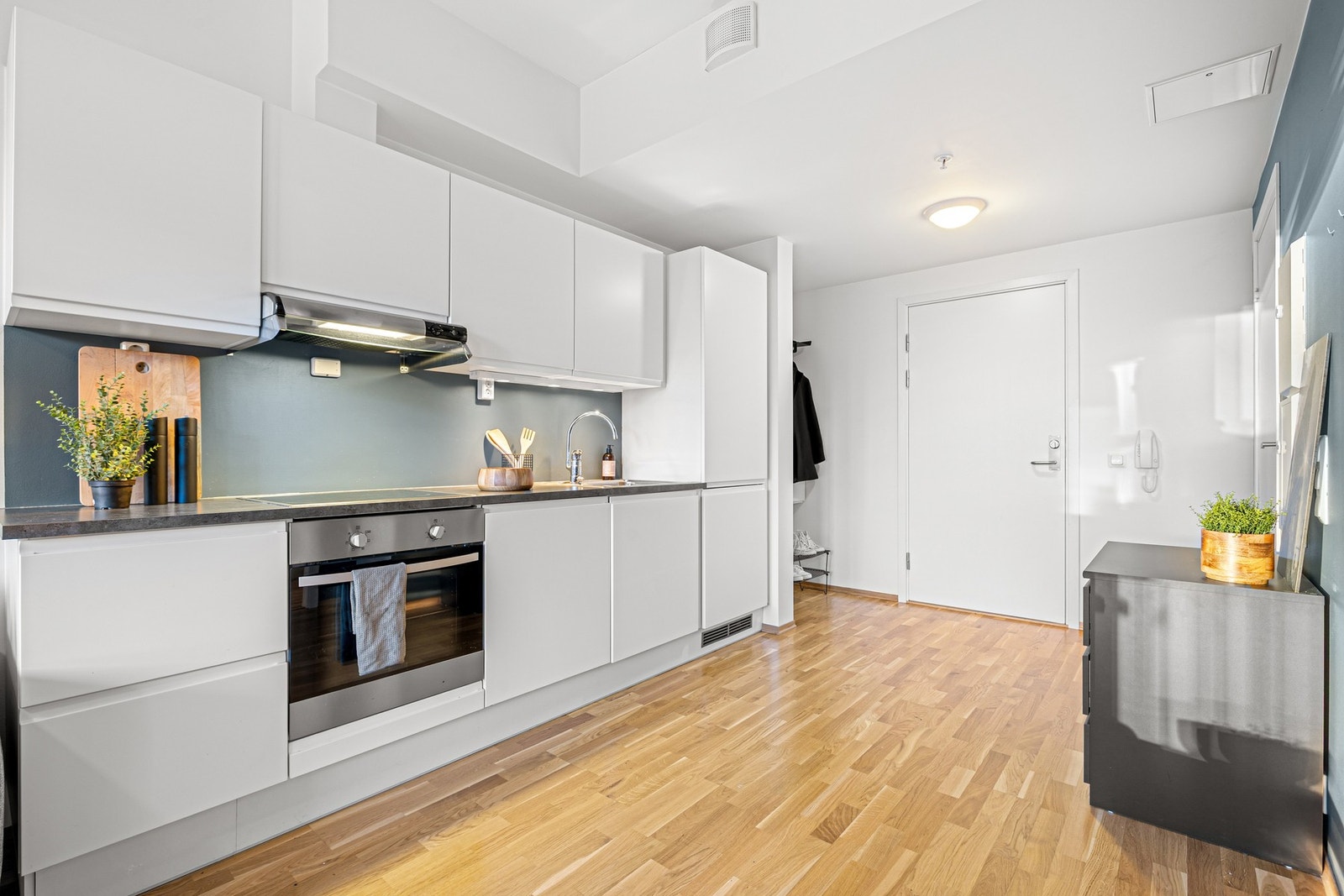 Det stilrene og moderne kjøkkenet holder en god standard. Byggesakkyndig har vurdert kjøkkenet i sin helhet til TG1 i tilstandsrapporten. Galleribilde