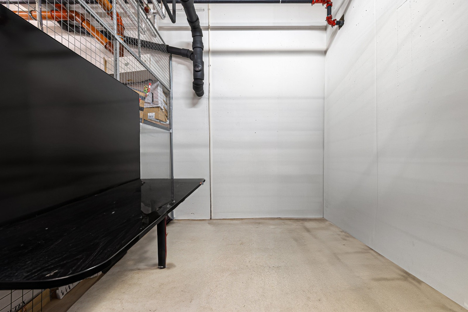 I kjelleren har du en bod på 8 kvm. Svært praktisk og godt med lagringsplass! Galleribilde