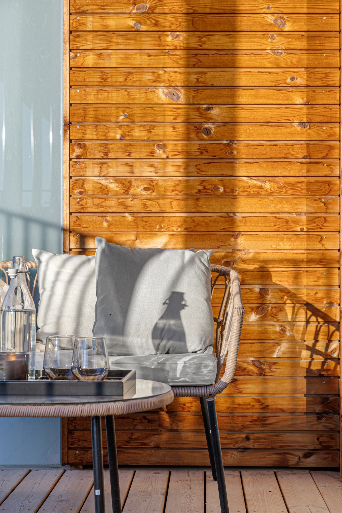 Detaljbilde fra sittegruppe på balkongen. Galleribilde